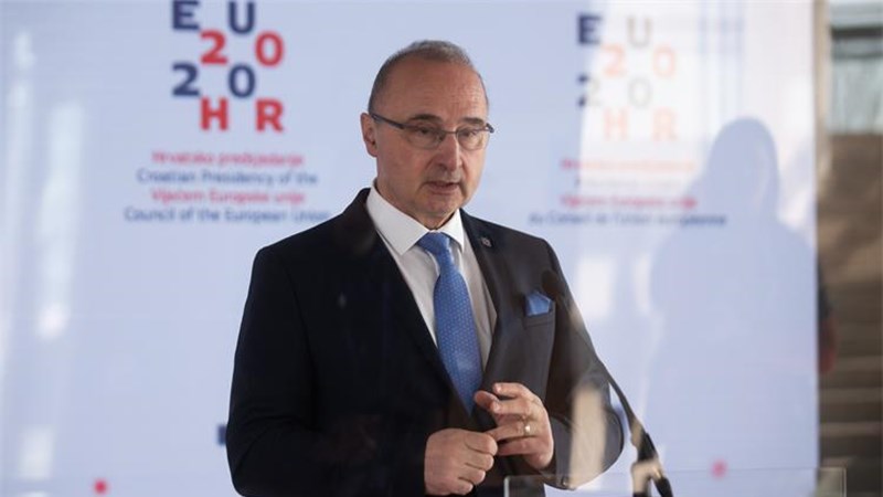 Grlić Radman: Dosad repatrirano 893 Hrvata, za vikend ih još stotine stižu kući
